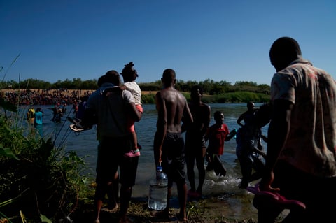 Migrantes siguen cruzando entre Del Río y Acuña, ahora por Parque Braulio Fernández