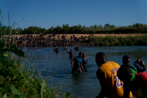 Migrantes siguen cruzando entre Del Río y Acuña, ahora por Parque Braulio Fernández