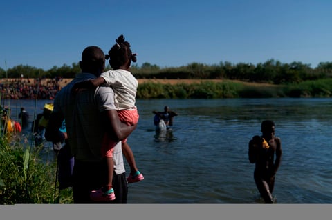 Migrantes siguen cruzando entre Del Río y Acuña, ahora por Parque Braulio Fernández