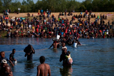 Migrantes siguen cruzando entre Del Río y Acuña, ahora por Parque Braulio Fernández