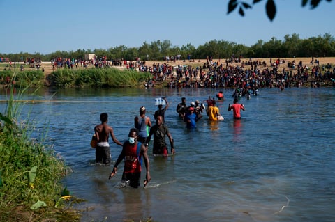 Migrantes siguen cruzando entre Del Río y Acuña, ahora por Parque Braulio Fernández