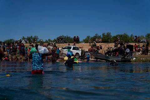 Migrantes siguen cruzando entre Del Río y Acuña, ahora por Parque Braulio Fernández