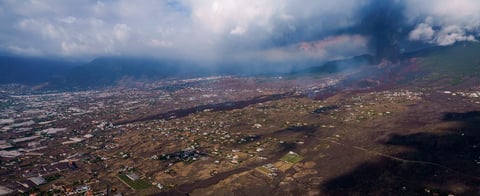 Volcán Cumbre Vieja prosigue camino de destrucción en la isla española de la Palma