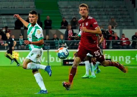 El Bayern se impone al Greuther Fürth jugando con diez más de cuarenta minutos