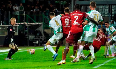 El Bayern se impone al Greuther Fürth jugando con diez más de cuarenta minutos