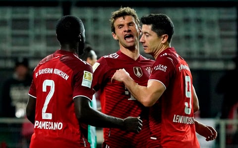 El Bayern se impone al Greuther Fürth jugando con diez más de cuarenta minutos