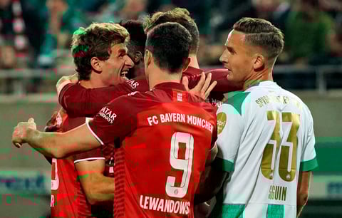 El Bayern se impone al Greuther Fürth jugando con diez más de cuarenta minutos