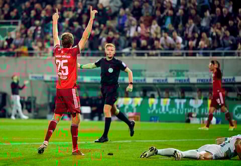 El Bayern se impone al Greuther Fürth jugando con diez más de cuarenta minutos