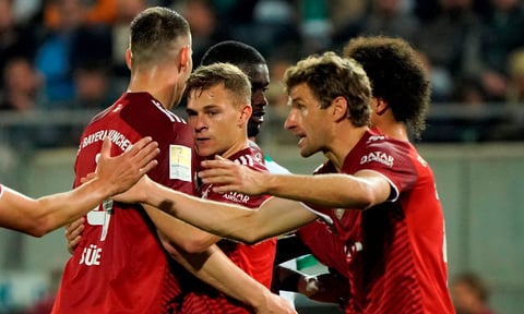 El Bayern se impone al Greuther Fürth jugando con diez más de cuarenta minutos