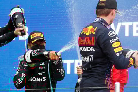Hamilton conquista su victoria cien en Fórmula 1 con Gran Premio de Rusia