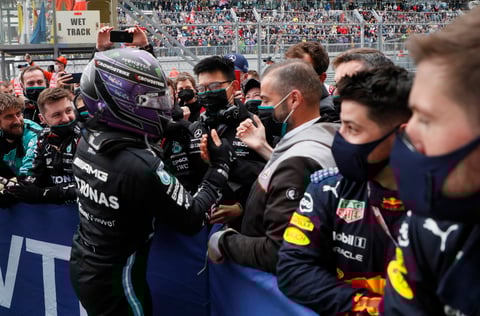 Hamilton conquista su victoria cien en Fórmula 1 con Gran Premio de Rusia