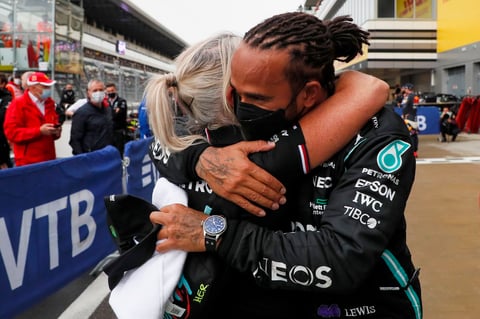 Hamilton conquista su victoria cien en Fórmula 1 con Gran Premio de Rusia