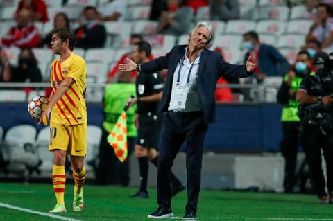 Benfica se muestra superior y derrota al Barcelona