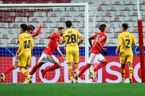 Benfica se muestra superior y derrota al Barcelona