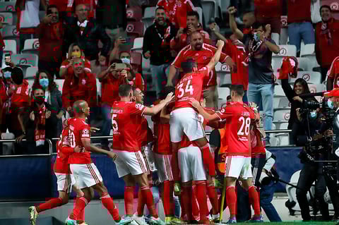 Benfica se muestra superior y derrota al Barcelona