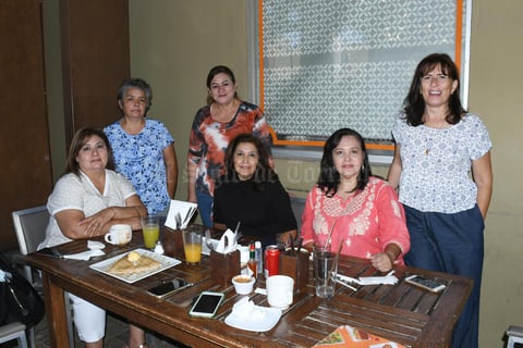 01102021 Amigas celebrando el cumpleaños de Laura Flores.