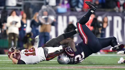 Llegó a Nueva Inglaterra con un cargamento de pases de touchdown, victorias y campeonatos.