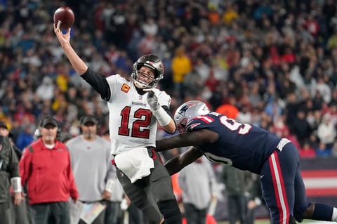 Llegó a Nueva Inglaterra con un cargamento de pases de touchdown, victorias y campeonatos.