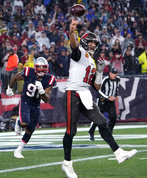 Llegó a Nueva Inglaterra con un cargamento de pases de touchdown, victorias y campeonatos.
