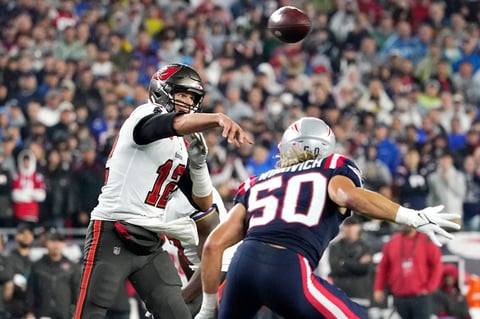 Llegó a Nueva Inglaterra con un cargamento de pases de touchdown, victorias y campeonatos.