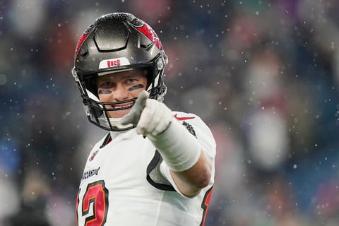 Llegó a Nueva Inglaterra con un cargamento de pases de touchdown, victorias y campeonatos.