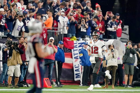 Llegó a Nueva Inglaterra con un cargamento de pases de touchdown, victorias y campeonatos.