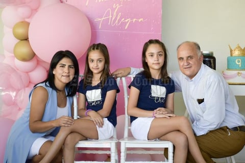 10102021 CELEBRAN SU CUMPLEAñOS NúMERO 9.  Amanda y Allegra Estrella Luna junto a sus papás: Cuauhtémoc Estrella y Alejandra Luna de Estrella.