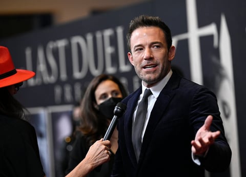 Ben Affleck y Jennifer Lopez presumen su amor en alfombra roja de The Last Duel