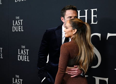 Ben Affleck y Jennifer Lopez presumen su amor en alfombra roja de The Last Duel