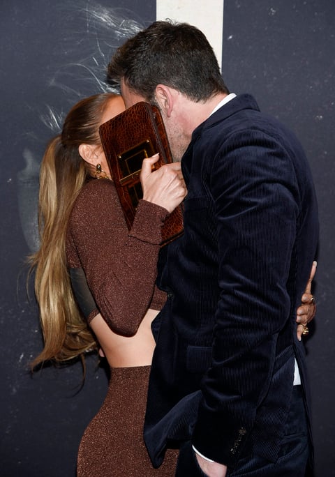 Ben Affleck y Jennifer Lopez presumen su amor en alfombra roja de The Last Duel