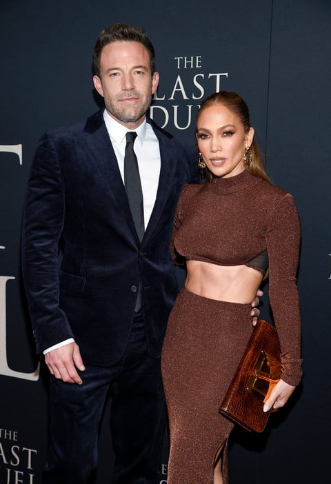 Ben Affleck y Jennifer Lopez presumen su amor en alfombra roja de The Last Duel