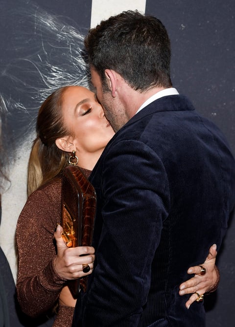 Ben Affleck y Jennifer Lopez presumen su amor en alfombra roja de The Last Duel