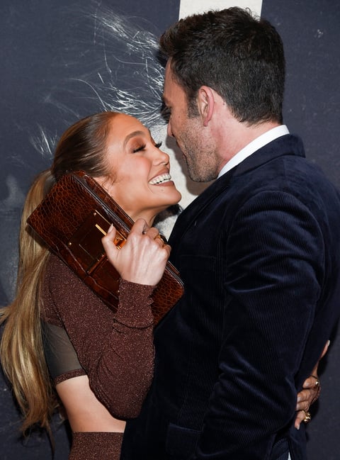 Ben Affleck y Jennifer Lopez presumen su amor en alfombra roja de The Last Duel