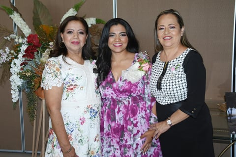 15102021 Perla con su mamá Ludivina Martínez, quien fue su organizadora junto a su su suegra, Mayela Salazar.