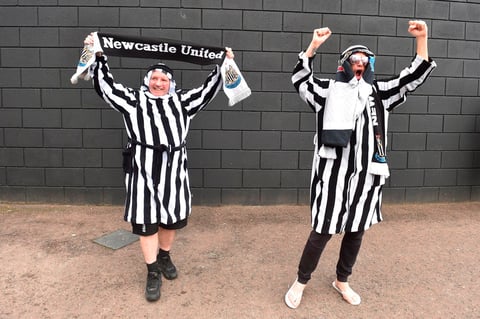 Algunos aficionados se han vestido los últimos días con turbantes y chilabas para celebrar la compra del equipo