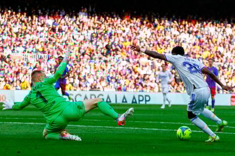 Real Madrid se lleva el clásico español ante el Barcelona en el Camp Nou