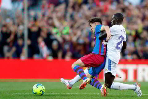 Real Madrid se lleva el clásico español ante el Barcelona en el Camp Nou