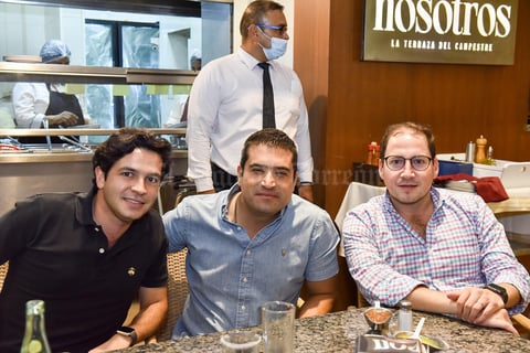 24102021 CENA ENTRE AMIGOS . Rodrigo, Andrés y José Carlos.