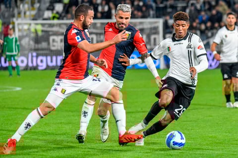 Con Johan Vásquez de titular, Genoa empata ante el Spezia en el derbi de la región Liguria