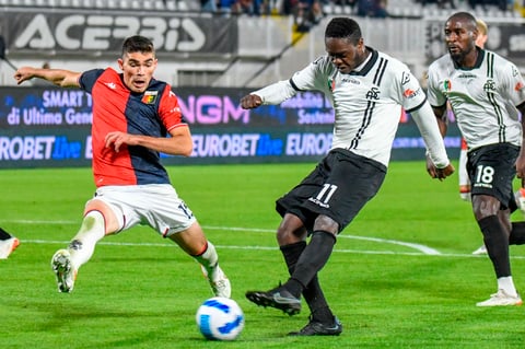 Con Johan Vásquez de titular, Genoa empata ante el Spezia en el derbi de la región Liguria