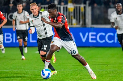 Con Johan Vásquez de titular, Genoa empata ante el Spezia en el derbi de la región Liguria