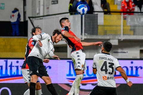 Con Johan Vásquez de titular, Genoa empata ante el Spezia en el derbi de la región Liguria