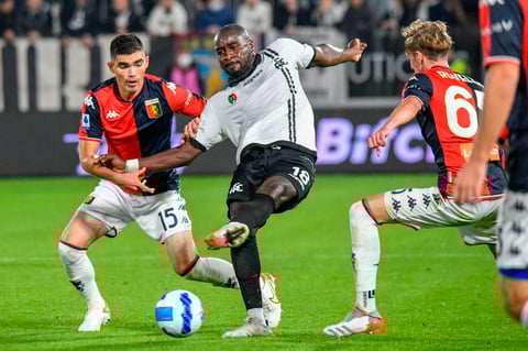 Con Johan Vásquez de titular, Genoa empata ante el Spezia en el derbi de la región Liguria
