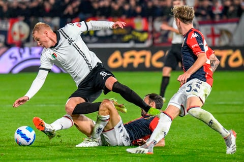 Con Johan Vásquez de titular, Genoa empata ante el Spezia en el derbi de la región Liguria