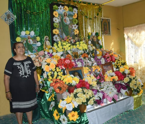 29102021 CELEBRA IMPORTANTE DíA.  La Sra. Lorenza Casillas, como cada año, ofreció el altar a San Judas Tadeo y la tradicional reliquia a los feligreses.