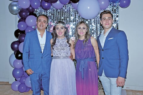 30102021 Con sus papás César y Laura y Paco.