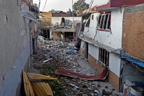 Cifra de heridos sube a 15 por explosión de toma clandestina en Puebla