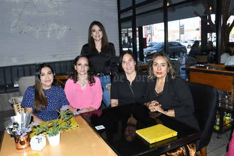01112021 CELEBRA SU CUMPLEAñOS.  Faviola Estrada en compañía de Lupita Rodríguez, Alma Villalobos, Cristina Díaz y Nury González.