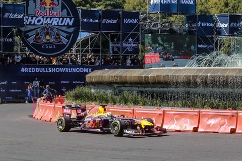El mexicano emocionó a más de 100 mil aficionados presentes en el Show Run 