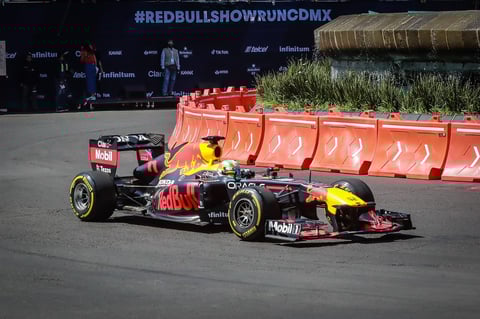 El mexicano emocionó a más de 100 mil aficionados presentes en el Show Run 
